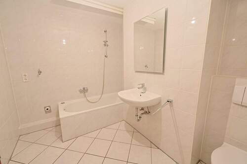 Badezimmer mit Wanne - 
