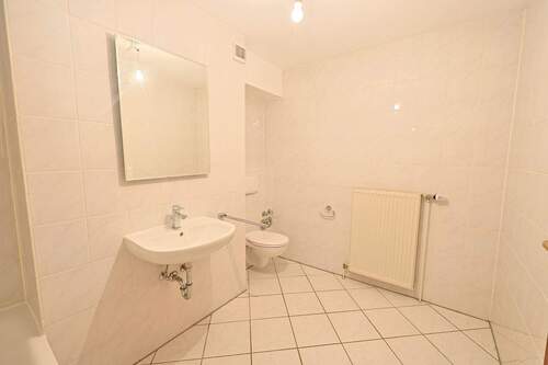 Badezimmer mit Wanne - 