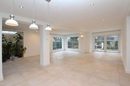 Essen + Wohnen - Einfamilienhaus mit 288,00 m&sup2; in Hamburg-Wellingsbüttel zum Kaufen