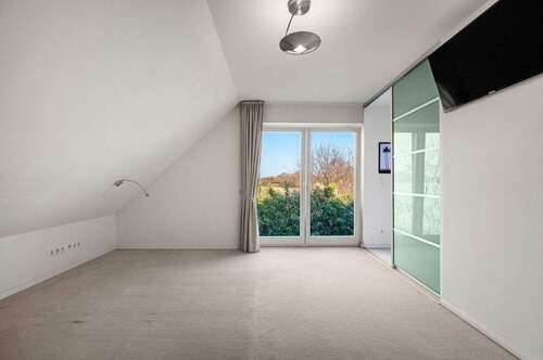 Schlafzimmer mit Zugang zur Ankleide - 