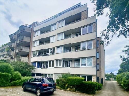 Gebäuderückseite mit Stellplätzen - 