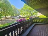 Balkon 1. Stock mit Blick auf Pferdeboxen - 