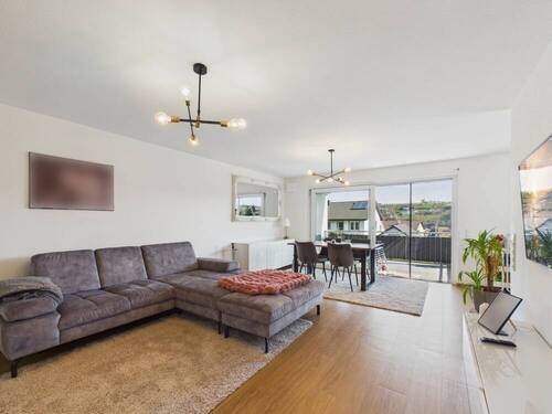 Wohnen & Essen - Hochwertige Obergeschoss-Wohnung mit Balkon, Einbauküche & Kfz-Stellplatz