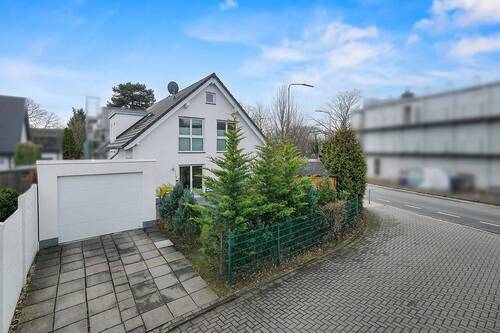 Titelbild - 5 Zimmer Einfamilienhaus zum Kaufen in Düsseldorf / Unterrath
