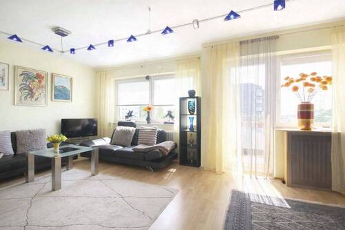 Wohnzimmer - Frei werdende, modernisierte 3-Zimmer-Wohnung mit Balkon - flexibel nutzbar