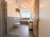 Badezimmer mit Wanne u. Dusche - 