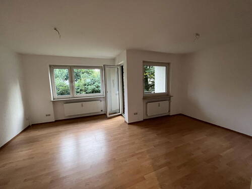 Wohnzimmer - 01.11.25 - Helle 2-Zimmer-Wohnung im Grünen - mit Balkon und 16 m² Keller