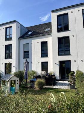 Haus Ansicht vom Garten - Attraktives, neuwertiges Reihenhaus in Sinzing - bezugsbereit ab Frühjahr 2026, provisionsfrei