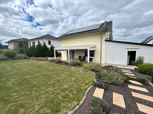 Gartenansicht - 5 Zimmer Mehrfamilienhaus, Wohnhaus zum Kaufen in Butzbach