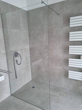 ebene Dusche m. Handtuchheizk. - 