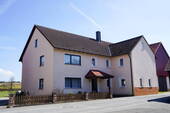 Ansicht Straßenseite - Meine kleine Farm - Wohnhaus mit Schreinerei, Scheunen, Stall, Freifläche in Aufseß OT