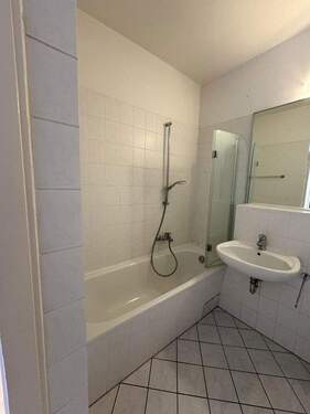 Bad mit Duschwanne - 