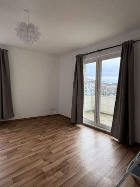 Wohnzimmer mit Balkon - 
