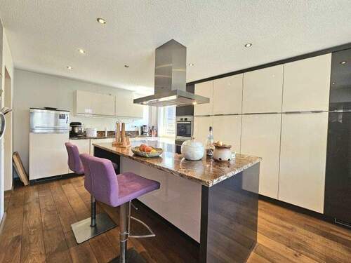 Küche mit Kochinsel 1. OG - 