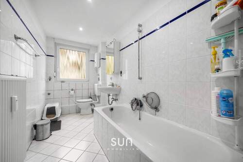 BADEZIMMER MIT TAGESLICHT - 2 Zimmer Etagenwohnung in Frankfurt am Main