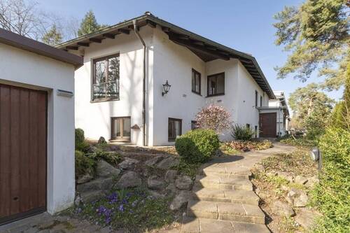 Ansicht - Mehr als ein interessanter Grundriss: werthaltiges Einfamilienhaus mit großem Platzangebot