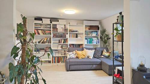 Großzügiges Wohnzimmer - 2 Zimmer Etagenwohnung zur Miete in Hamburg