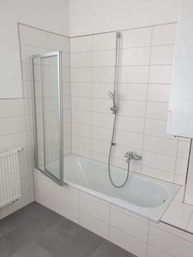 .. modernes Badezimmer - Etagenwohnung mit 109,00 m&sup2; in Kitzingen zur Miete