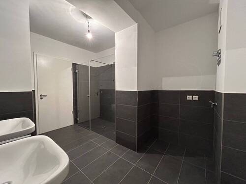 mit großer Dusche - 