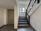 Treppenhaus mit Aufzug - 