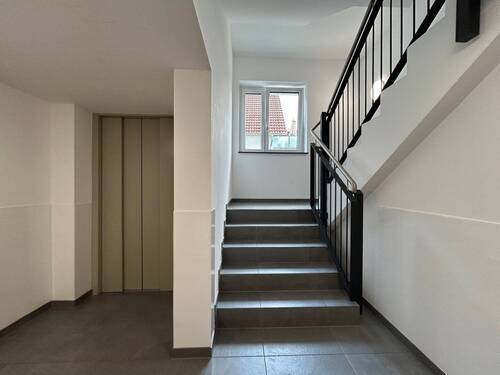 Treppenhaus mit Aufzug - 