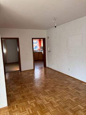 Wohnbereich mit Zugang zu Küche/Schlafzimmer/Büro - 