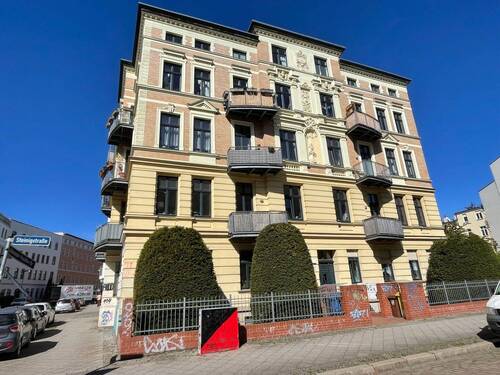 Straßenansicht - Wohnen im Denkmal : 3-Zimmer-Wohnung mit Balkon in MD - Stadtfeld Ost