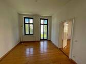 Wohnzimmer mit Balkonzugang, rechts Tür zu Zi 1 - Etagenwohnung mit 73,00 m&sup2; in Magdeburg zur Miete