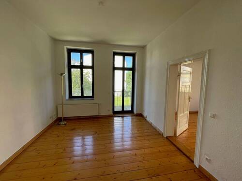 Wohnzimmer mit Balkonzugang, rechts Tür zu Zi 1 - Etagenwohnung mit 73,00 m&sup2; in Magdeburg zur Miete