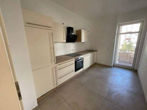  Küche mit moderner EBK - GERÄUMIGE SOWIE HOCHWERTIGE WOHNUNG MIT PARKETT, FUßBODENHEIZUNG, BALKON UND EBK