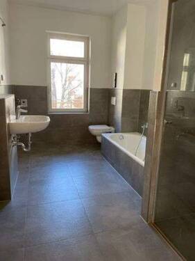  modernes Bad mit Wanne und Dusche - 