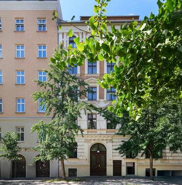 Hausansicht - Charme & Komfort: Stilvolle Altbauwohnung mit Balkon und Liftlanding in Prenzlauer Berg