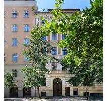 Charme & Komfort: Stilvolle Altbauwohnung mit Balkon und Liftlanding in Prenzlauer Berg - Berlin