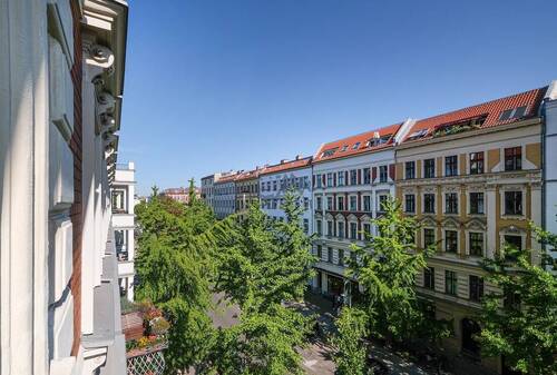 Blick aus der Wohnung in die Straße - 4 Zimmer Etagenwohnung in Berlin