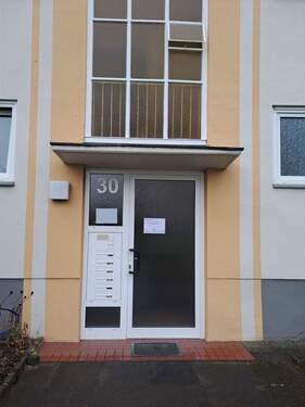 Hauseingang - 3 Zimmer Etagenwohnung zur Miete in Neumünster