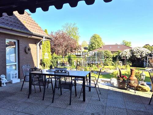 Terrasse m. Blick zum Garten - 
