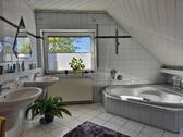 OG Bad m. Badewanne - 