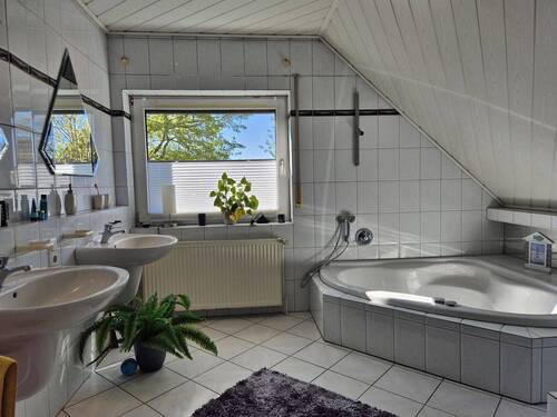 OG Bad m. Badewanne - 