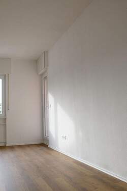 Wohnzimmer, Balkontür - 3 Zimmer Etagenwohnung in Niefern-Öschelbronn