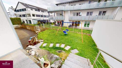 Gartenfläche mit Zugang zur Garage - 