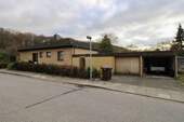 Straßenansicht mit Doppelgarage - Einfamilienhaus mit Vollkeller und Sauna in Altenholz-Klausdorf - renovierungsbedürftig
