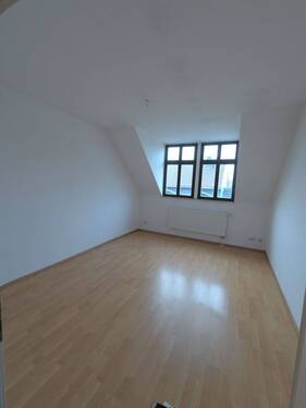 PIC_Wohnzimmer_WE10_Reg 10.jpg - 2-Raum Wohnung inkl. Einbauküche im Dachgeschoss