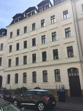PIC_Hausansicht_vorne_Reg 10.jpg - 2 Zimmer Etagenwohnung in Leipzig