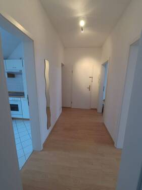 PIC_Flur Blick zur Eingangstür_WE10_Reg 10.jpg - 