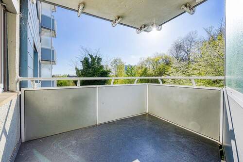 Balkon nach Süd-West - +++ am Waldrand - West-Balkon - 3.OG - modernisiert & renoviert - EBK-Übernahme möglich - inklusive Kfz-Außenstellpla...