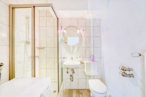 Bad mit Dusche - 