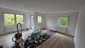 Wohnzimmer - Hell, ruhig, einziehen & wohlfühlen - renovierte 3-Zimmer-Wohnung mit Süd-Balkon und Garage
