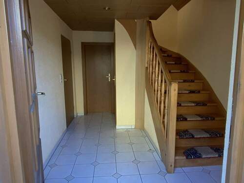 Hausflur - 5 Zimmer Einfamilienhaus zum Kaufen in Pößneck