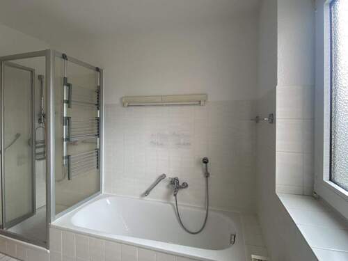 Tageslichtbadezimmer mit Wanne und Dusche - Etagenwohnung mit 120,00 m&sup2; in Göttingen zum Kaufen