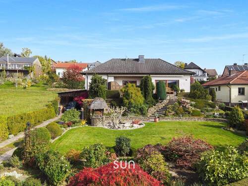 IHRE RUHIGE TRAUMLAGE - 